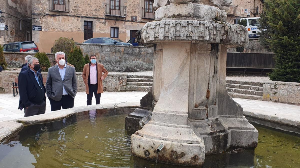 El presidente de la Diputación, José Luis Vega, ha visitado junto al alcalde de Atienza, Pedro Loranca, la zona objeto de esta inversión para comprobar personalmente el resultado de los trabajos