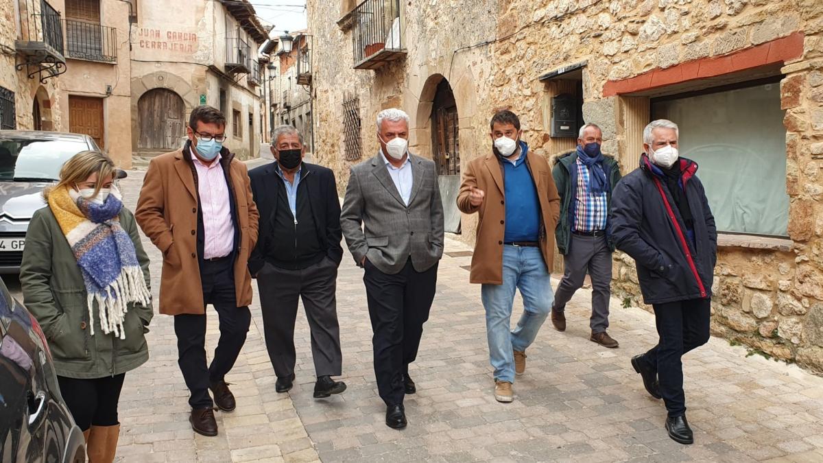 El presidente de la Diputación, José Luis Vega, ha visitado junto al alcalde de Atienza, Pedro Loranca, la zona objeto de esta inversión para comprobar personalmente el resultado de los trabajos
