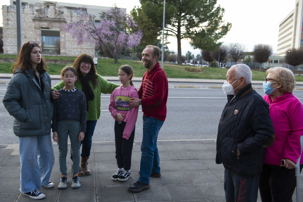 Juan Luis Escobar y su mujer María Jesús Márquez, un matrimonio que reside en Ciudad Real, ha realizado un viaje de más de 7.500 kilómetros en sólo unos días para recoger en Eslovaquia y salvar de la guerra a tres niñas ucranianas, Liubava, Yesenia y Varya Fil, de 14, 12 y 10 años respectivamente. EFE/Jesús Monroy