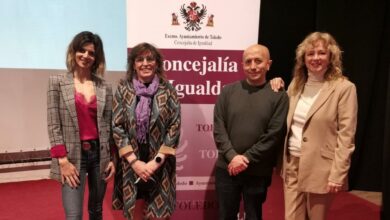 Las actrices Clara Lago y Emma Suárez han participado este martes, 8 de marzo, en la charla coloquio 'Palabras de mujer', celebrada en el IES Universidad Laboral de Toledo