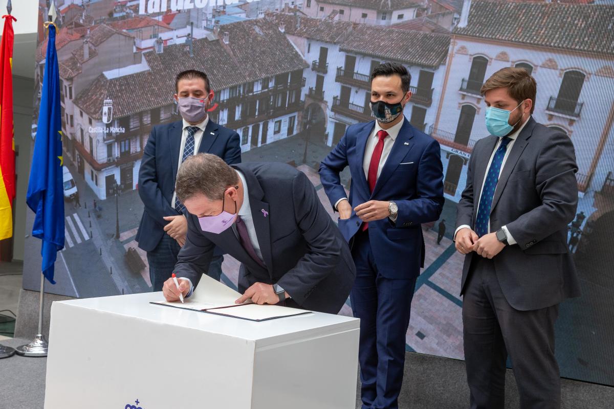El presidente de Castilla-La Mancha, Emiliano García-Page, ha firmado, junto con el consejero de Fomento, Nacho Hernando, y el alcalde de Tarazona de La Mancha, Miguel Zamora, el convenio que va a permitir la mejora de la seguridad vial en esta carretera que dará acceso al polígono ‘Cuesta Blanca’ y a una instalación de vialidad invernal que tiene proyectada construir la Consejería de Fomento en esta ubicación