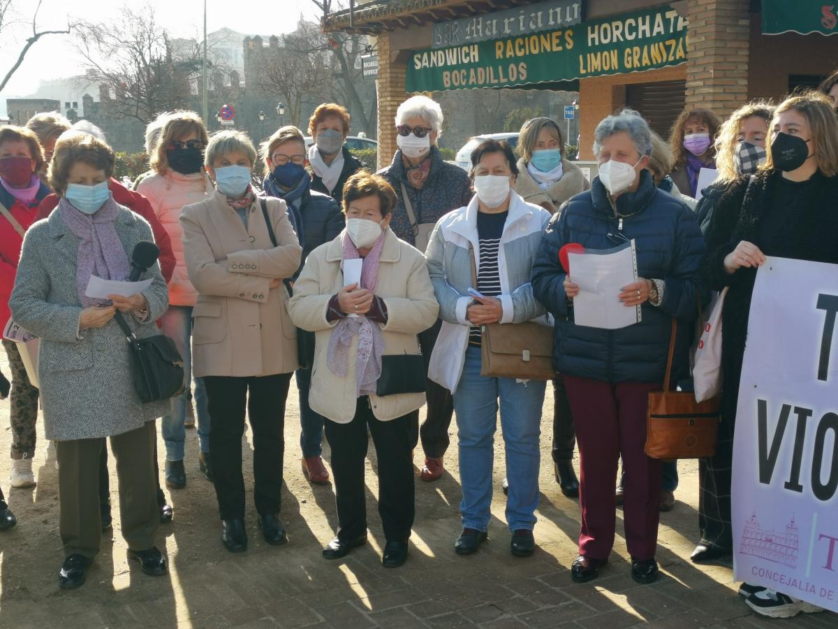 La asociación de mujeres ‘Dama’ ha sido la encargada hoy de ponerle voz al manifiesto que cada primer martes de mes promueve el Consejo Local de la Mujer en el Parque de la Vega