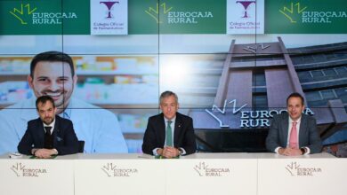 El acuerdo fue rubricado por el presidente de Eurocaja Rural, Javier López Martín, y el presidente del Colegio Oficial de Farmacéuticos de Toledo, Francisco Javier Jimeno Gil, en presencia del tesorero del Colegio, José Ángel Dorrego Beneitez, en los Servicios Centrales de la entidad financiera