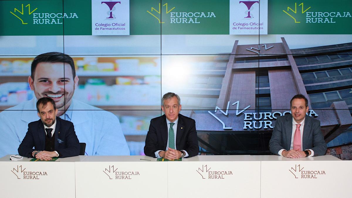 El acuerdo fue rubricado por el presidente de Eurocaja Rural, Javier López Martín, y el presidente del Colegio Oficial de Farmacéuticos de Toledo, Francisco Javier Jimeno Gil, en presencia del tesorero del Colegio, José Ángel Dorrego Beneitez, en los Servicios Centrales de la entidad financiera