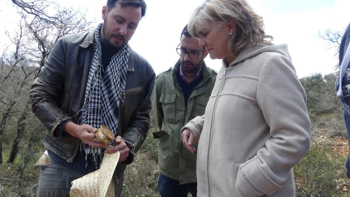 La subdelegada del Gobierno de España en la provincia de Guadalajara, Mercedes Gómez, ha visitado la excavación arqueológica del campo de prisioneros de la Casa del Guarda, en Jadraque