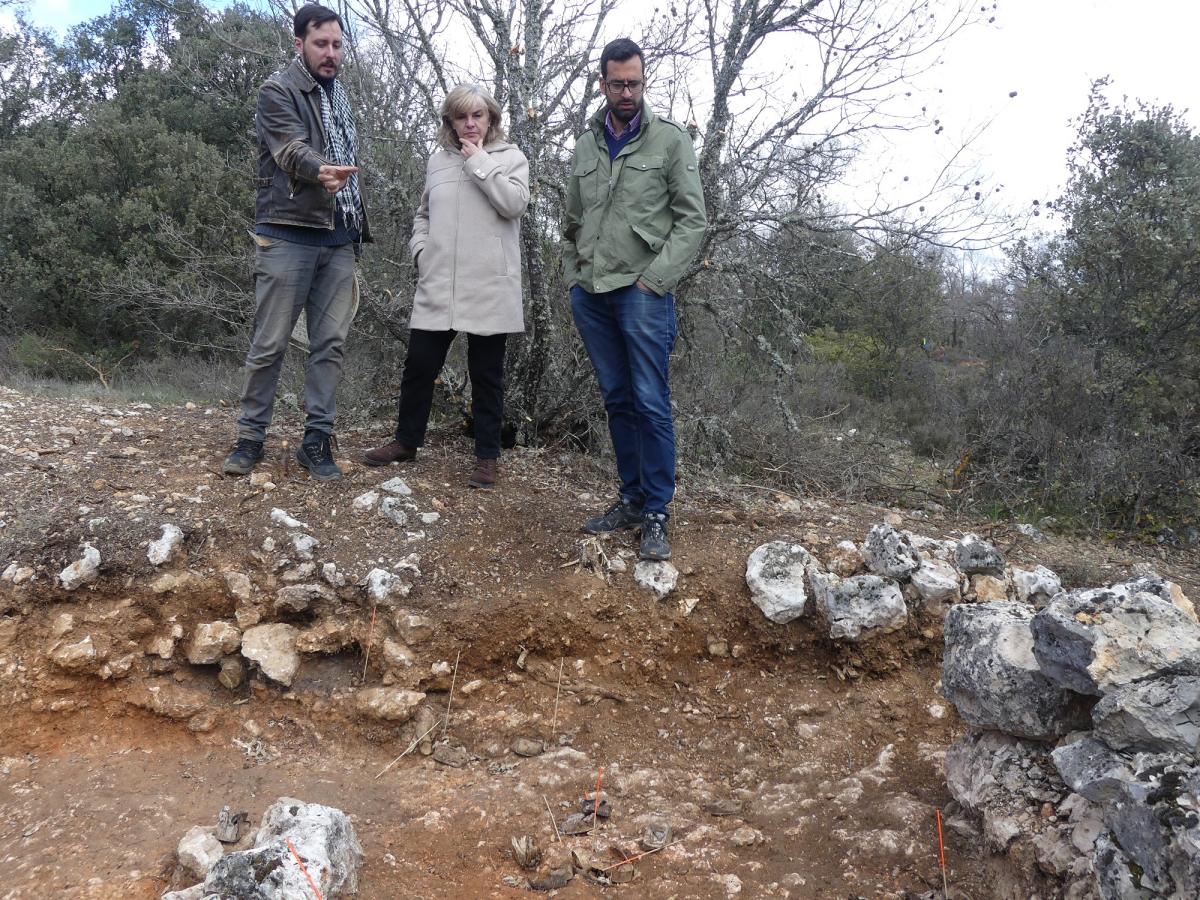 La subdelegada del Gobierno de España en la provincia de Guadalajara, Mercedes Gómez, ha visitado la excavación arqueológica del campo de prisioneros de la Casa del Guarda, en Jadraque