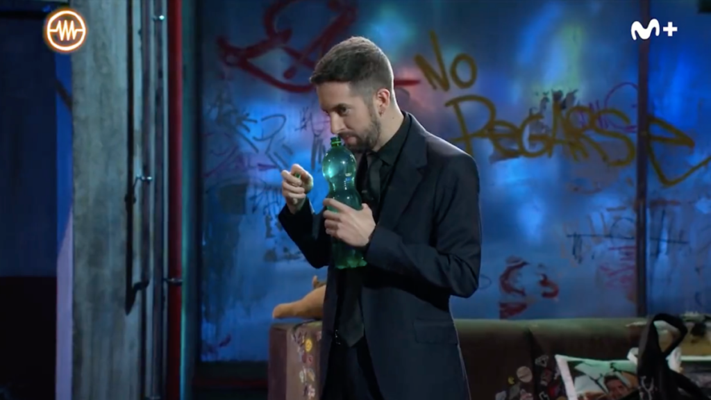 David Broncano prueba el agua agria de Puertollano / Imagen: 'La Resistenca'