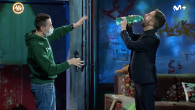 David Broncano prueba el agua agria de Puertollano / Imagen: 'La Resistenca'