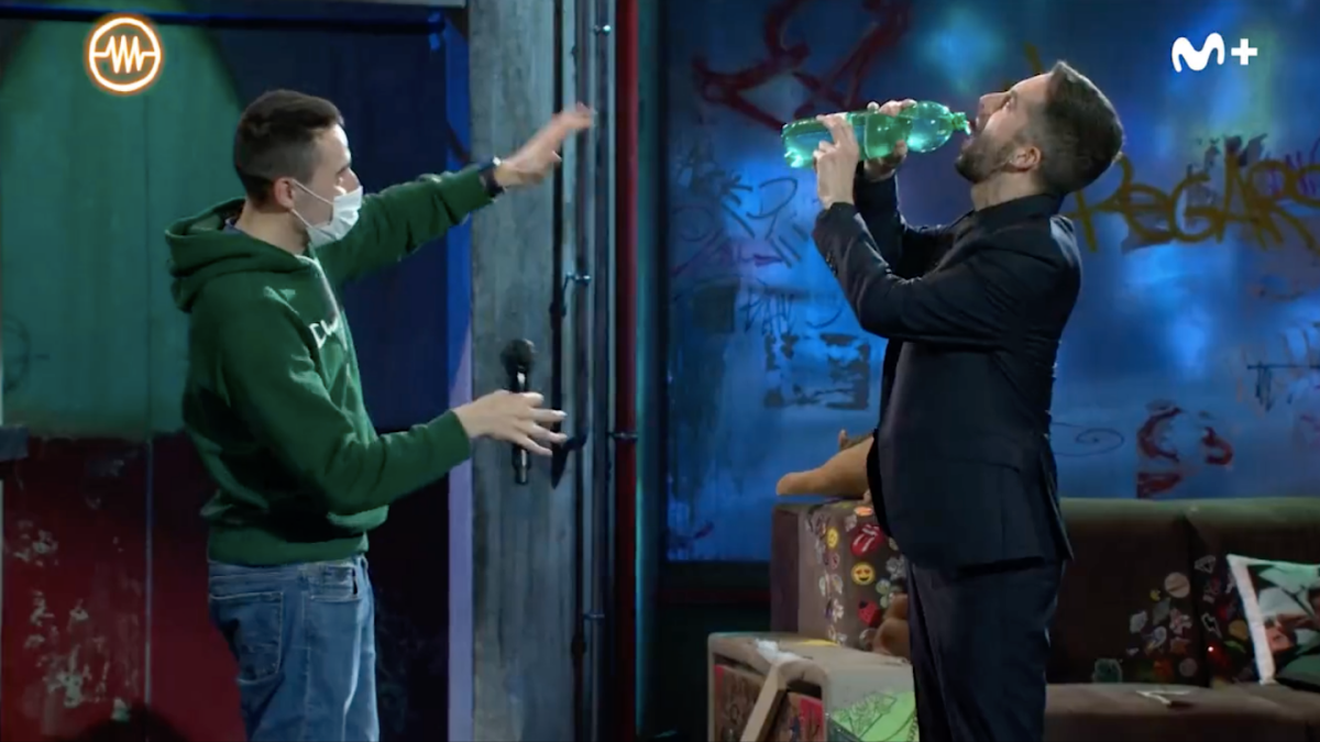 David Broncano prueba el agua agria de Puertollano / Imagen: 'La Resistenca'