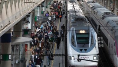 Llegada de pasajeros en el AVE procedente de Madrid a la Estación de Santa Justa en Sevilla / María José López Europa Press