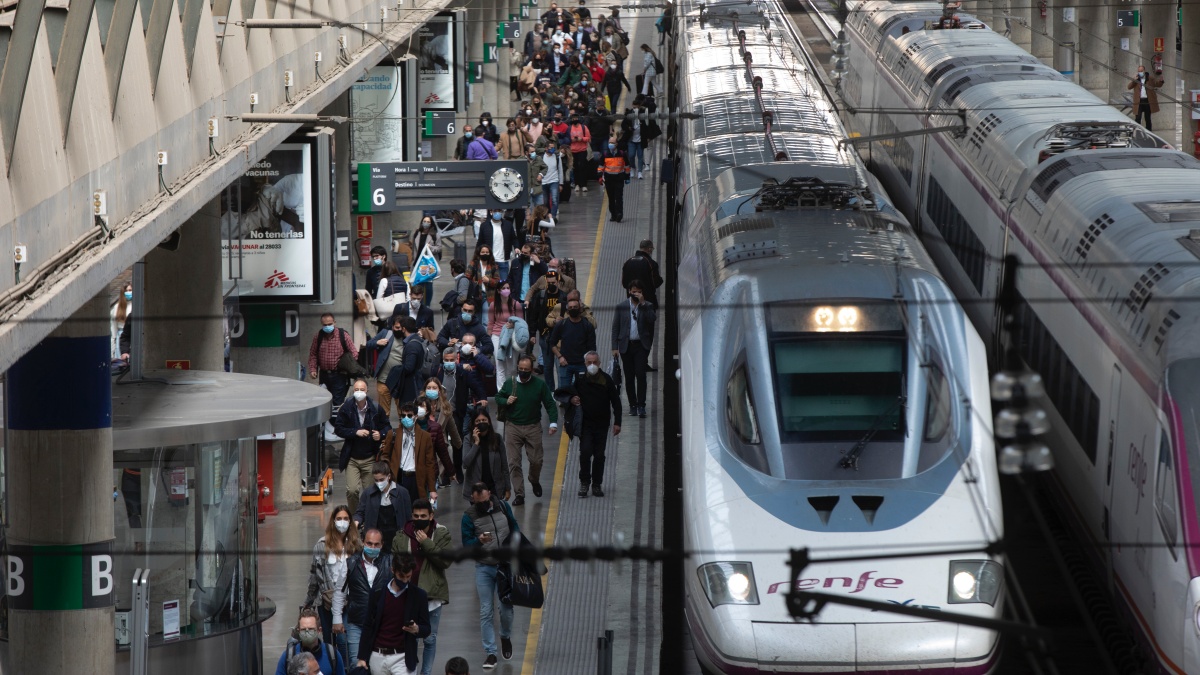 Llegada de pasajeros en el AVE procedente de Madrid a la Estación de Santa Justa en Sevilla / María José López Europa Press