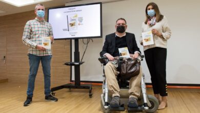 Presentación en el Hospital Nacional de Parapléjicos del libro "Los cuentos de mis desvelos" de Ángel Lozano (centro), con ilustraciones de Manuel Ruiz,en la foto acompañados de Sagrario Azuela, gerente del Centro / SESCAM