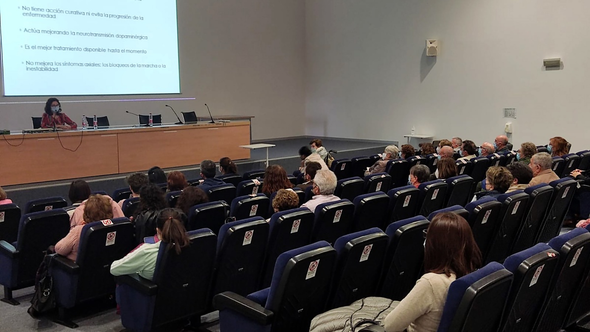 Profesionales sanitarios, familiares y pacientes de párkinson asisten en el Hospital de Tomelloso a una charla sobre esta enfermedad / Imagen: JCCM