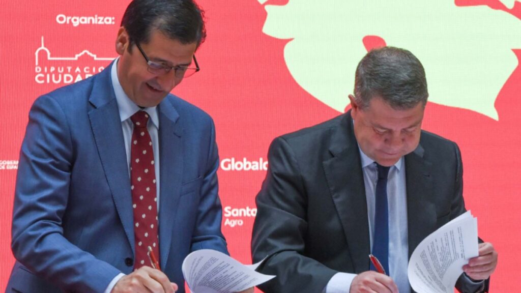 Caballero y Page han firmado en la Diputación el protocolo que articula el apoyo del Gobierno regional a la feria / Imagen: Diputación Ciudad Real