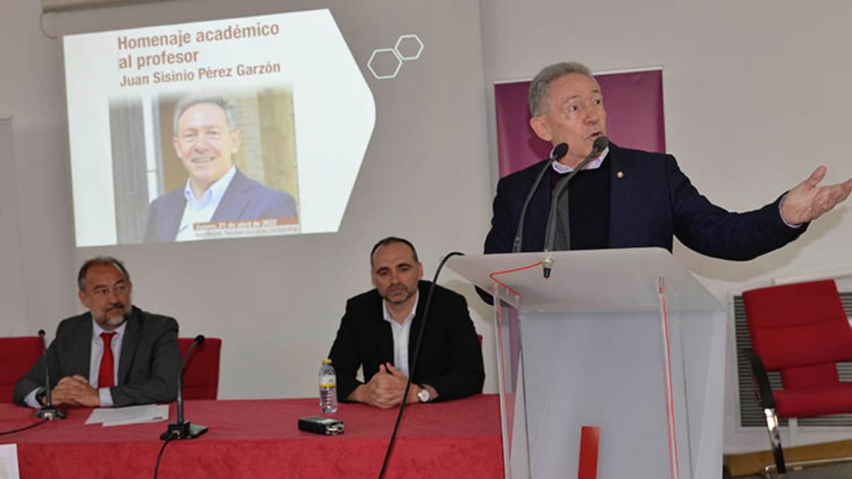 La Facultad de Letras de la UCLM reconoce la trayectoria profesional y la proyección humana de su profesor Juan Sisinio Pérez Garzón / UCLM