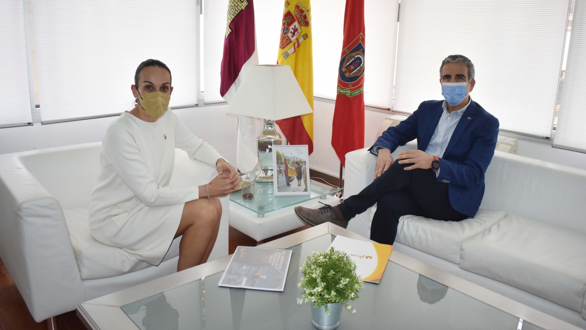 La alcaldesa de Ciudad Real, Eva María Masías, ha mantenido una reunión con el presidente de la Federación de Deportes para Personas con discapacidad intelectual de Castilla-La Mancha / Imagen: Ayto Ciudad Real