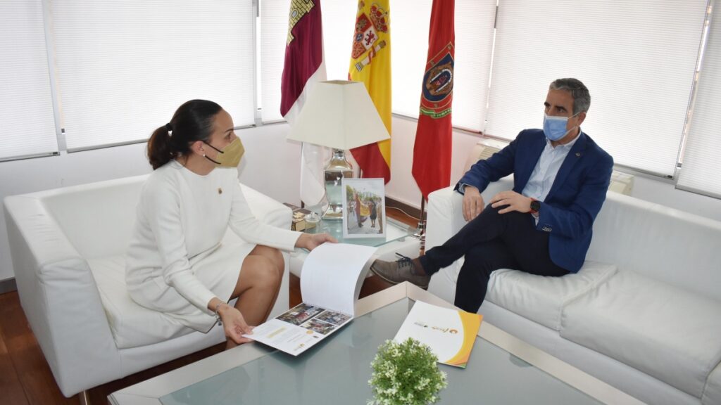 La alcaldesa de Ciudad Real, Eva María Masías, ha mantenido una reunión con el presidente de la Federación de Deportes para Personas con discapacidad intelectual de Castilla-La Mancha / Imagen: Ayto Ciudad Real