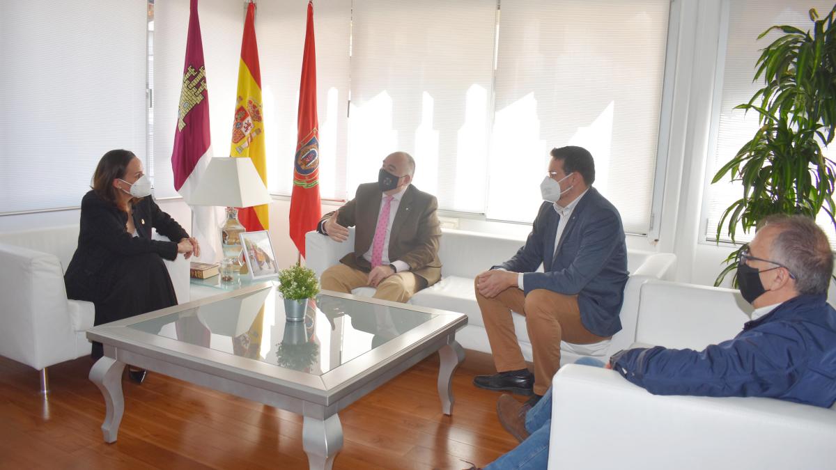 La alcaldesa de Ciudad Real, Eva María Masías, ha mantenido una reunión con Carlos Marín, presidente de la Federación Empresarial de Ciudad Real (FECIR CEOE-CEPYME) / Ayto. Ciudad Real