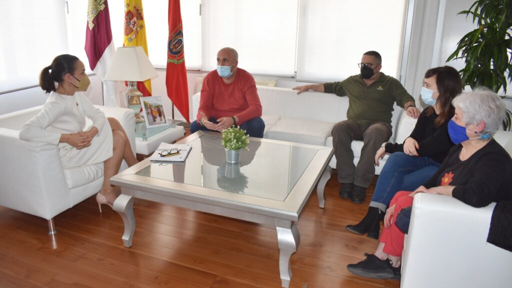 La alcaldesa de Ciudad Real se reúne con la Asociación de Parkinson “Virgen del Prado”/ Imagen Ayto Ciudad Real