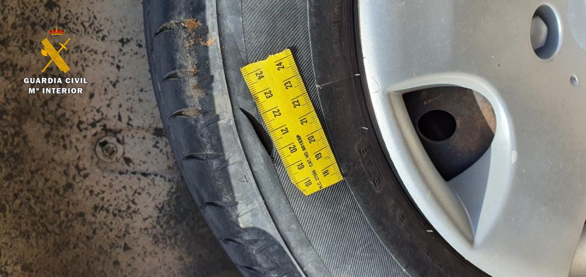 La Guardia Civil detiene a una persona en un pueblo de Ciudad Real por rajar las ruedas de 31 vehículos / Guardia Civil