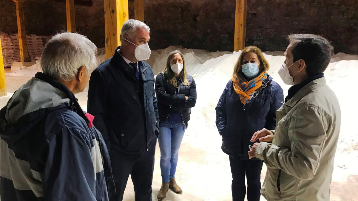 Imagen de archivo de una visita de José Luis Vega a las salinas de Saelices de la Sal, en octubre de 2020 / Foto: Diputación de Guadalajara