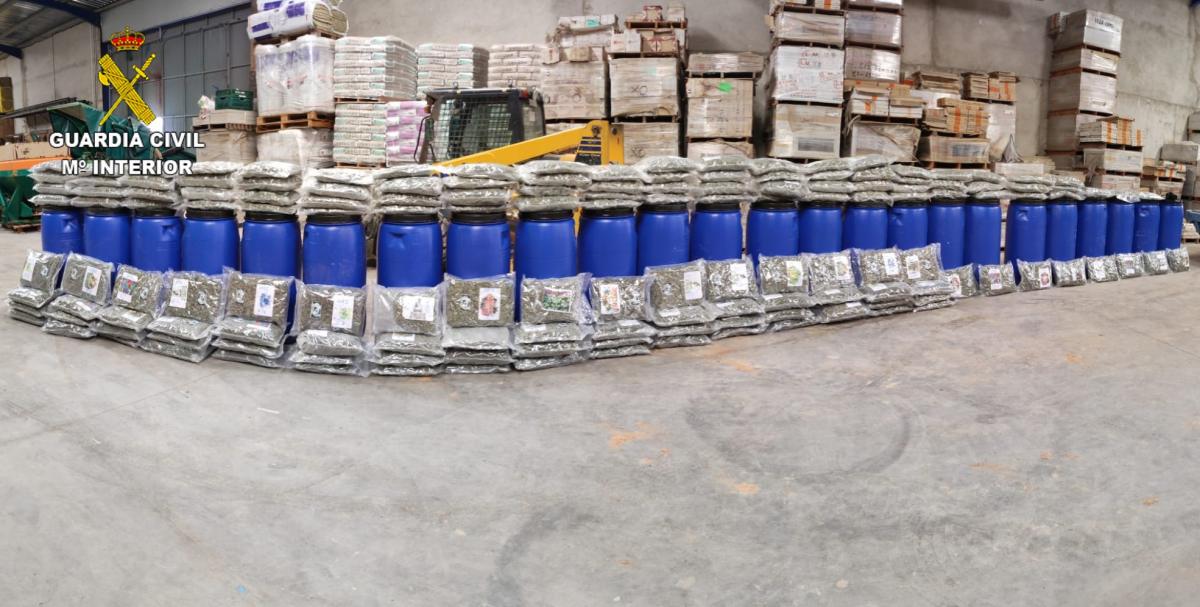 Se han incautado casi 190 kilos de marihuana lista para ser puesta a la venta, una cabeza tractora, un semirremolque y dos vehículos de alta gama