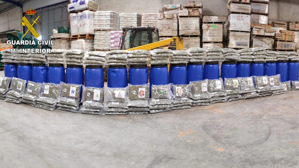 Se han incautado casi 190 kilos de marihuana lista para ser puesta a la venta, una cabeza tractora, un semirremolque y dos vehículos de alta gama
