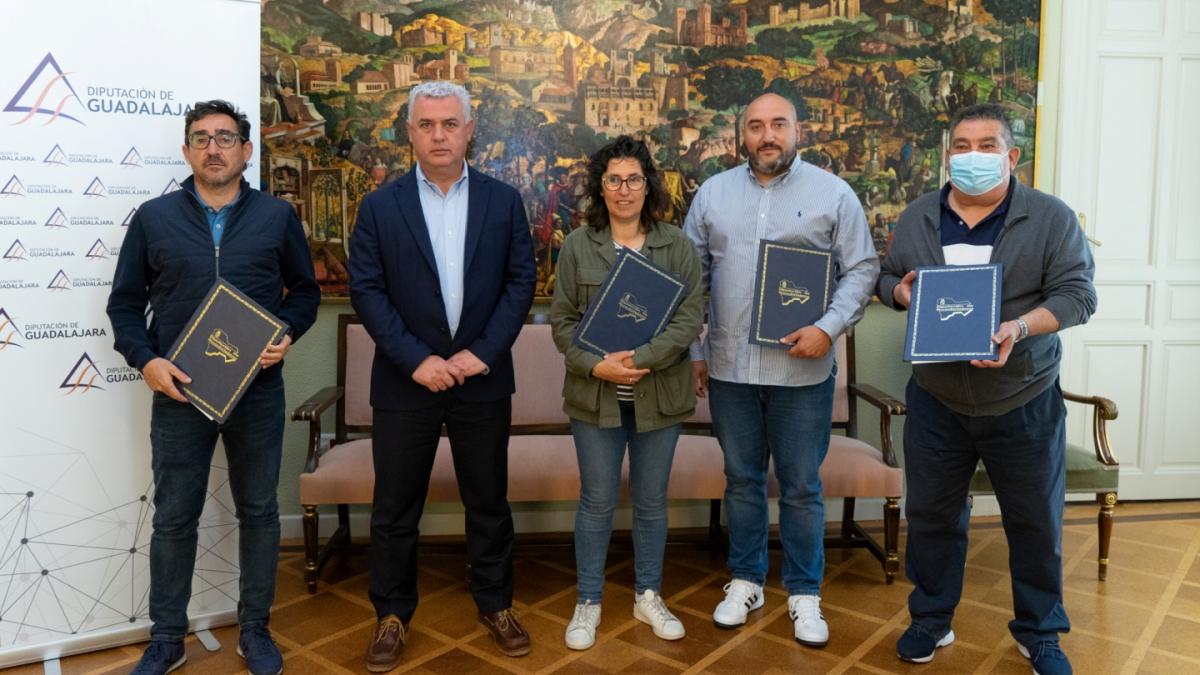 José Luis Vega ha firmado hoy convenios de colaboración con ocho clubes deportivos, de los 33 que están previstos en el Plan Estratégico de Subvenciones de la Diputación para 2022
