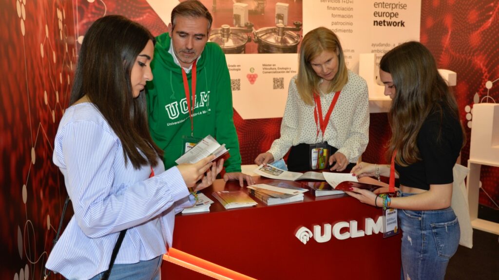 La UCLM expone su potencial científico y tecnológico en torno al vino en FENAVIN / UCLM