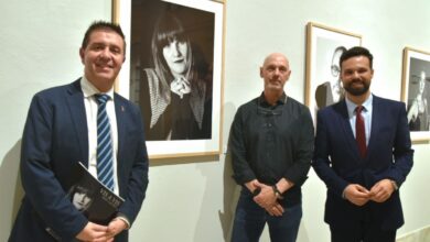El presidente de la Diputacion de Albacete posa junto al fotógrafo Pepe Castro y al diputado de Cultura junto a la imagen de Rozalén