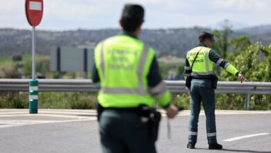 Dos agentes de la Guardia Civil en un control de tráfico Imagen de archivo: Eduardo Parra-Europa Press