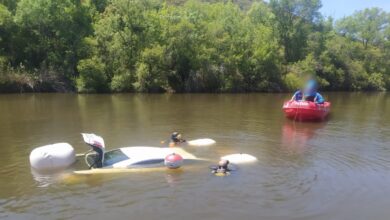 Rescatan un coche del interior de un río en la provincia de Ciudad Real / Foto: Agentes Medioambientales de Castilla-La Mancha