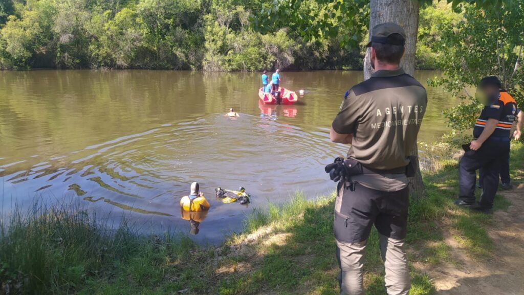 Rescatan un coche del interior de un río en la provincia de Ciudad Real / Foto: Agentes Medioambientales de Castilla-La Mancha