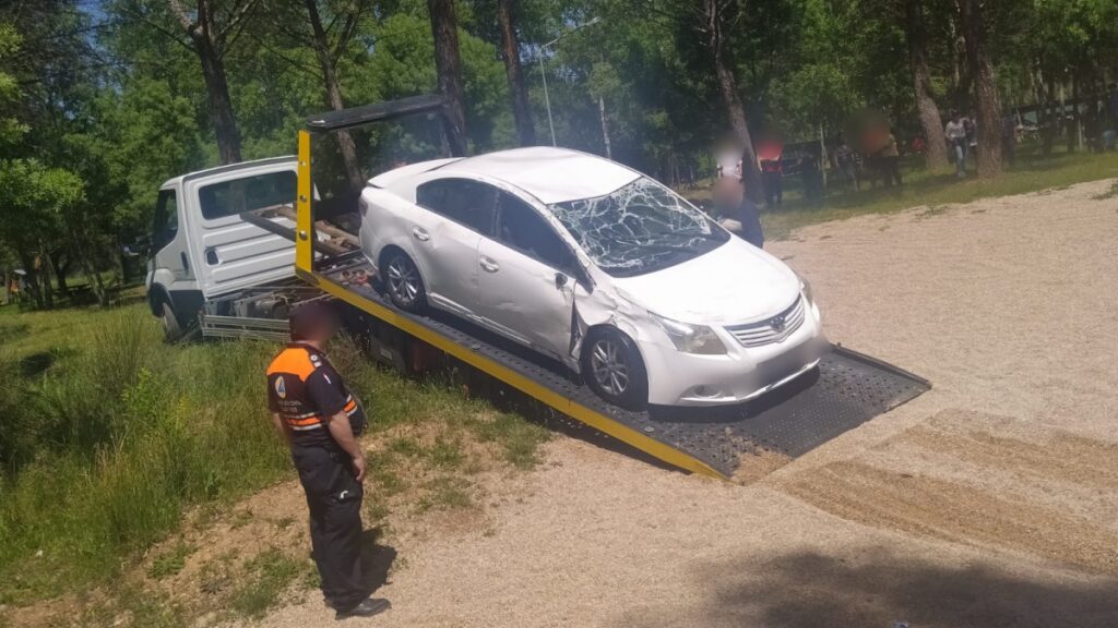 Rescatan un coche del interior de un río en la provincia de Ciudad Real / Foto: Agentes Medioambientales de Castilla-La Mancha
