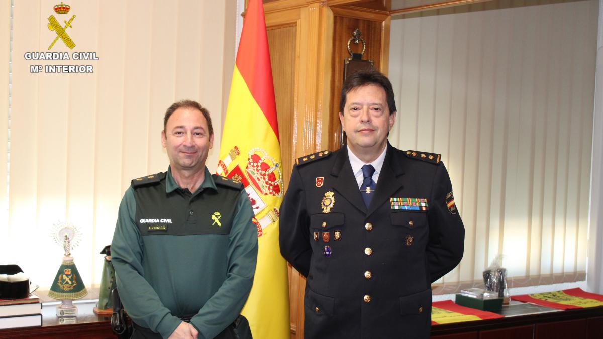 El Teniente Coronel Jefe de la Comandancia de la Guardia Civil de Cuenca Fernando Montes Fuentes junto al Comisario de la Policía Nacional en Cuenca José Luis Serrano Merino
