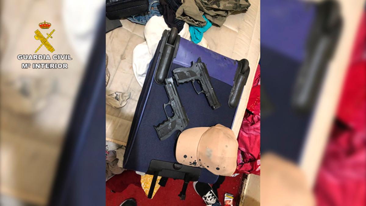 En el registro practicado en el domicilio de los detenidos se hallaron dos pistolas simuladas con las que presuntamente cometieron los robos