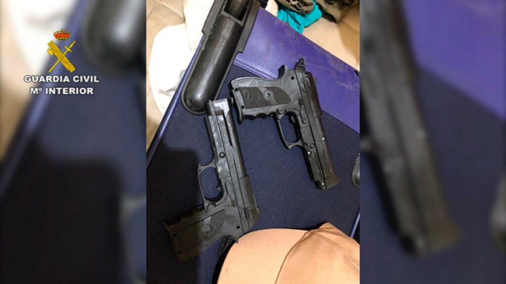 En el registro practicado en el domicilio de los detenidos se hallaron dos pistolas simuladas con las que presuntamente cometieron los robos