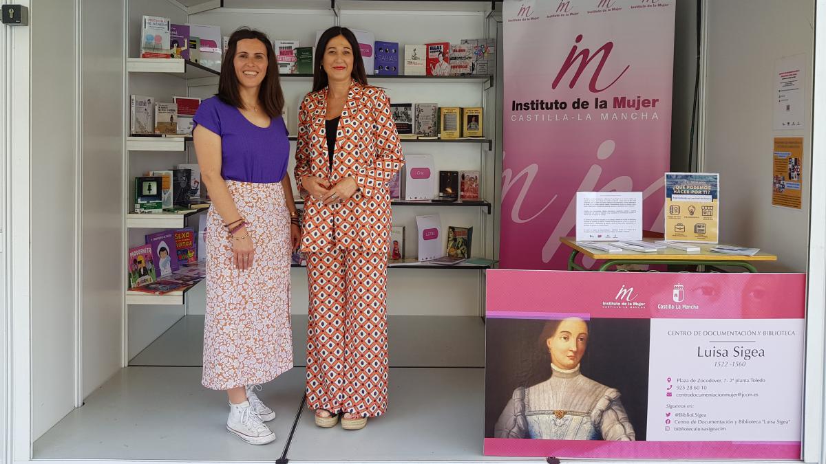 La directora del Instituto de la Mujer, Pilar Callado, ha visitado esta tarde el stand del Centro de Documentación y Biblioteca ‘Luisa Sigea’ ubicado en la Plaza de Zocodover