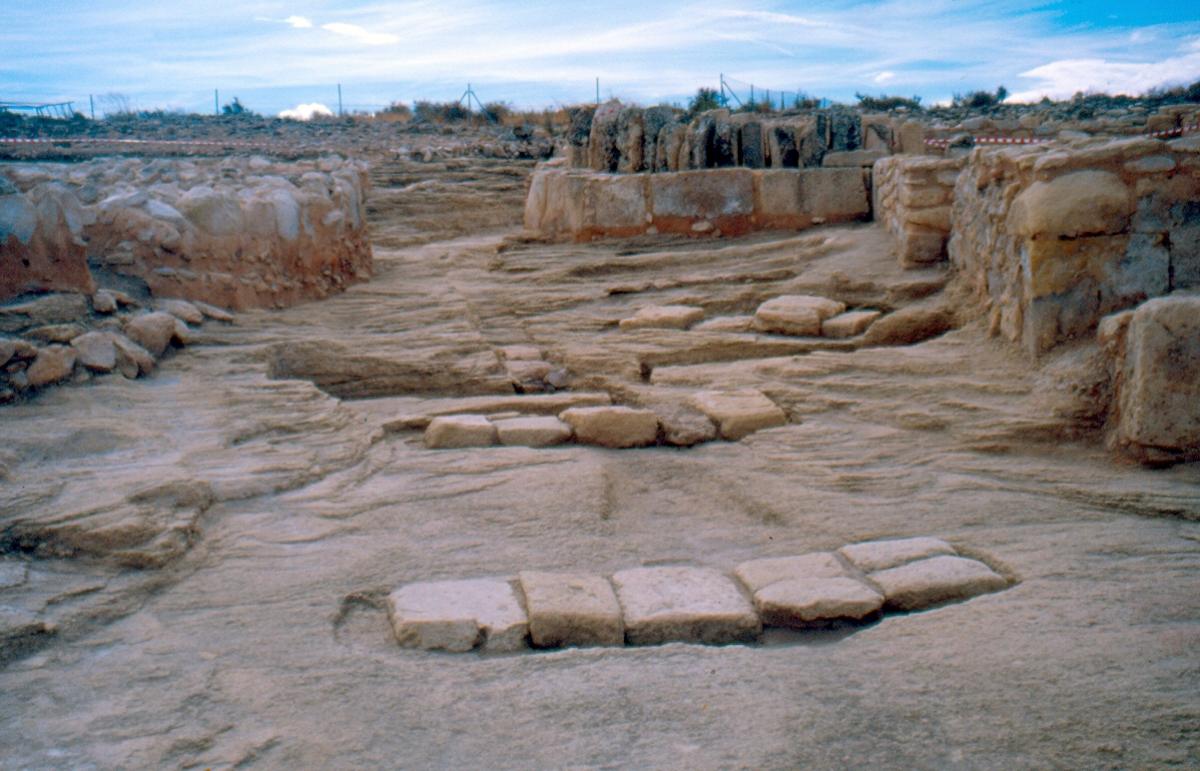 Vista parcial de la necrópolis ad sanctos junto a la basílica visigoda / Foto: Proyecto Tolmo de Minateda. JCCM