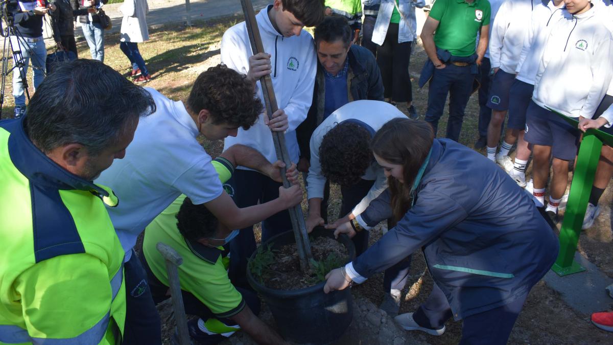 La concejal de Sostenibilidad ha celebrado junto al Colegio Santo Tomás el Día del Planeta con la plantación de árboles / Foto: Ayto. Ciudad Real