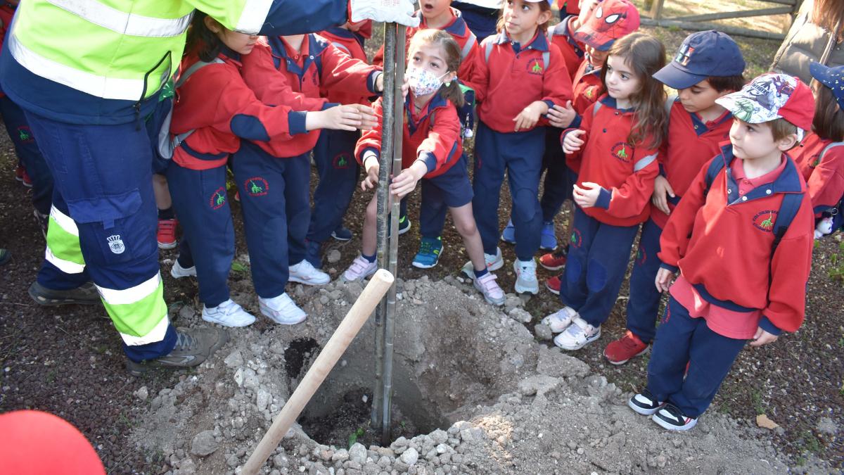 La concejal de Sostenibilidad ha celebrado junto al Colegio Santo Tomás el Día del Planeta con la plantación de árboles / Foto: Ayto. Ciudad Real