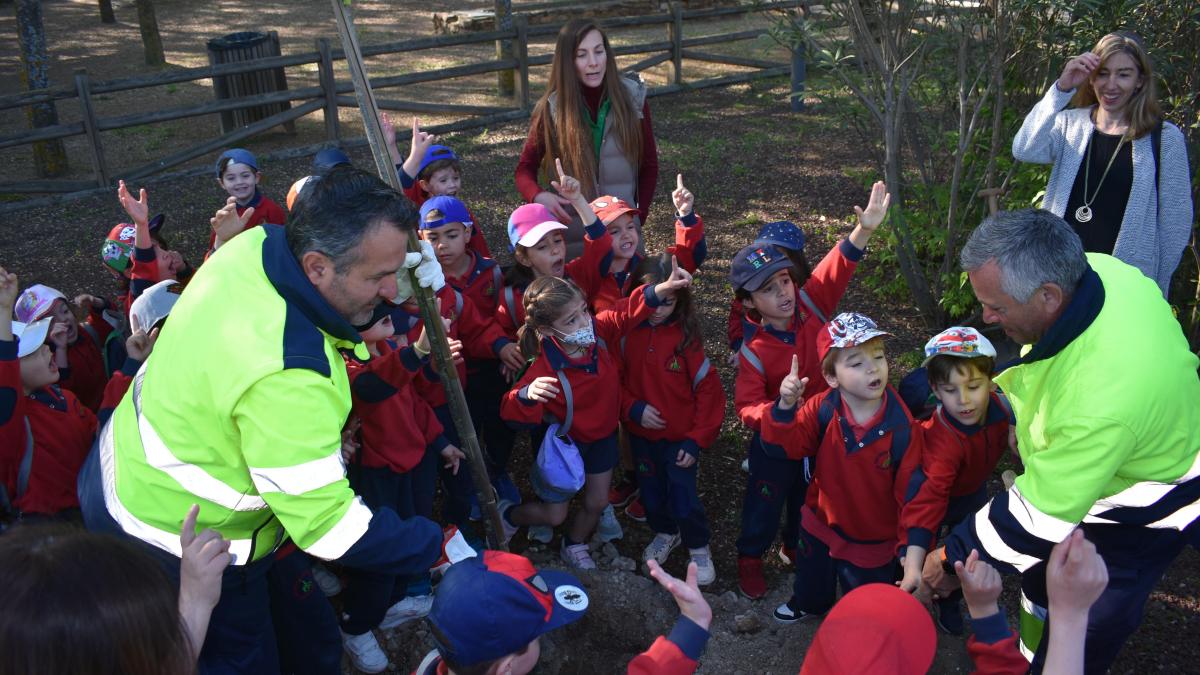 La concejal de Sostenibilidad ha celebrado junto al Colegio Santo Tomás el Día del Planeta con la plantación de árboles / Foto: Ayto. Ciudad Real