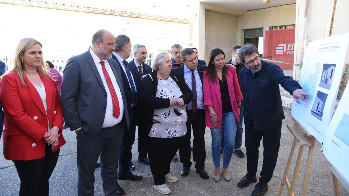 El jefe del Ejecutivo regional, Emiliano García-Page, visita, en Cuenca, el inicio de las obras de reforma del Centro de Mayores ´Las Quinientas´ / JCCM