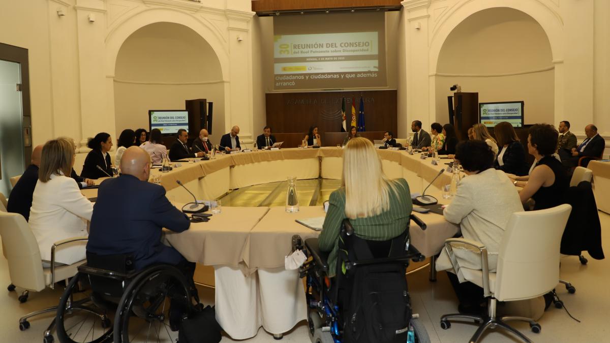 30ª reunión del Consejo del Real Patronato sobre Discapacidad, que se ha celebrado también en la sede de la Asamblea Extremeña y ha sido presidida por S.M. la Reina Doña Letizia / JCCM