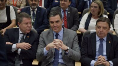 El presidente del Gobierno Pedro Sánchez, junto al ministro de Agricultura, Pesca y Alimentación, Luis Planas, y el presidente de Castilla-La Mancha, Emiliano García-Page, en Fenavin / EP