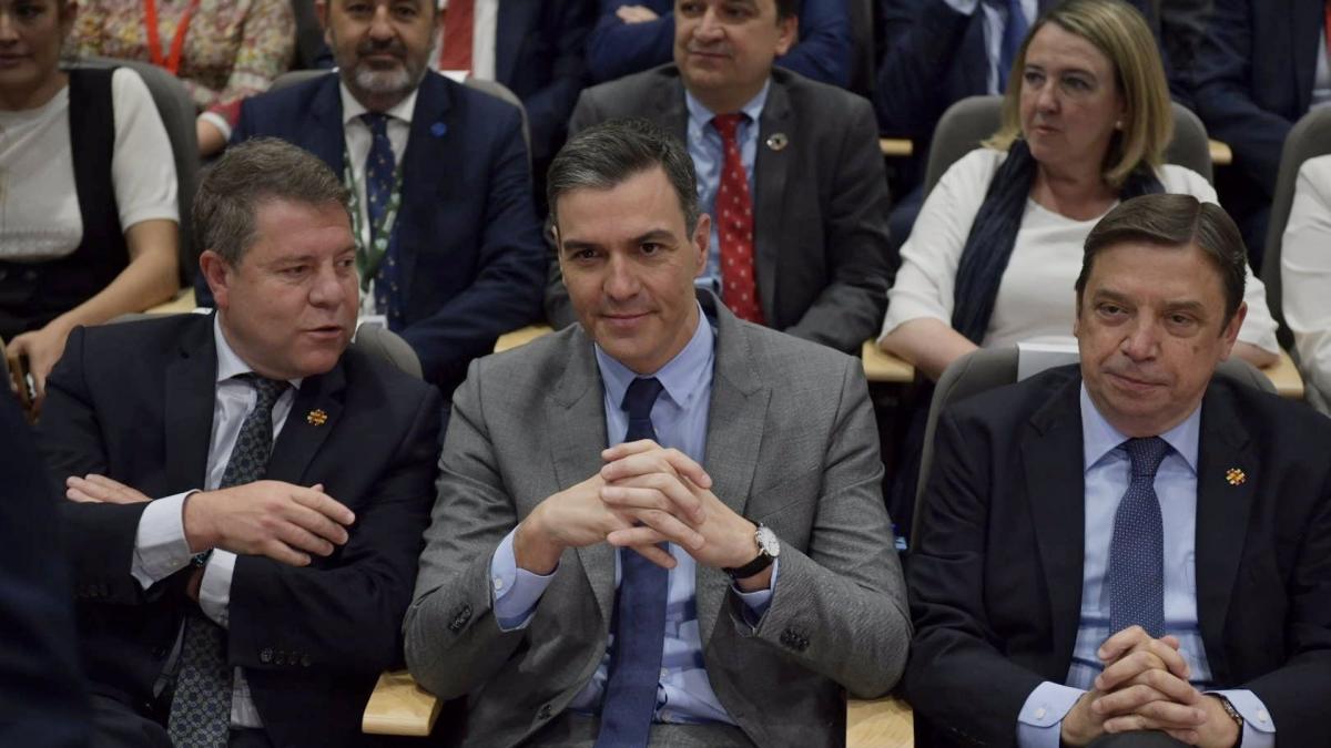 El presidente del Gobierno Pedro Sánchez, junto al ministro de Agricultura, Pesca y Alimentación, Luis Planas, y el presidente de Castilla-La Mancha, Emiliano García-Page, en Fenavin / EP