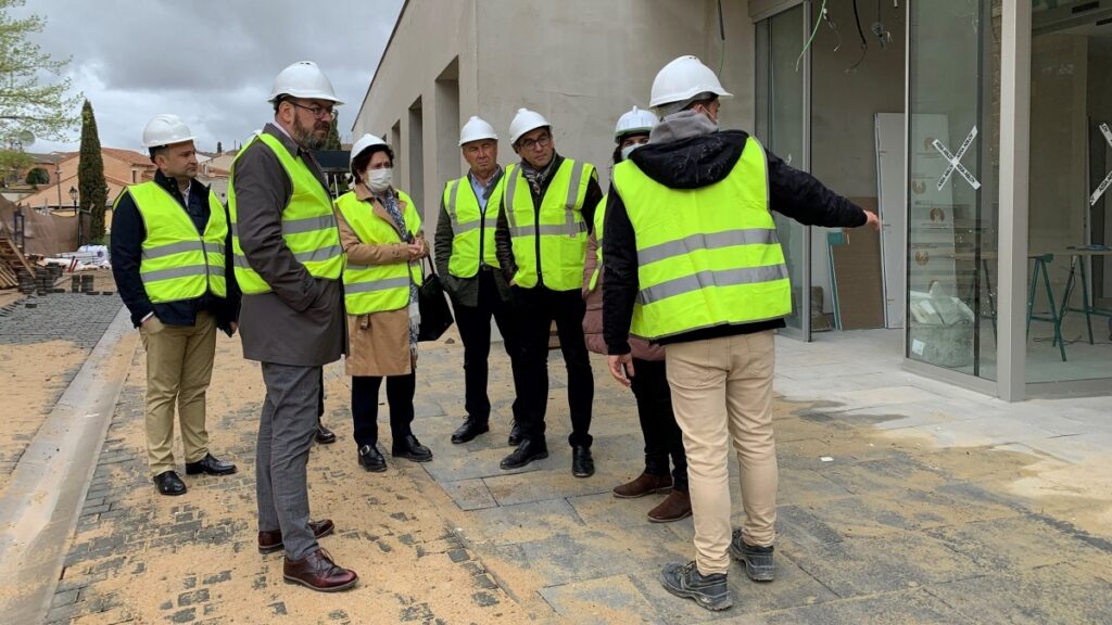 El delegado de la Junta comprueba el avance de las obras del futuro centro de salud de Cifuentes y las actuaciones realizadas en el colegio /JCCM