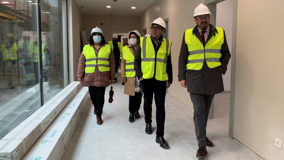 El delegado de la Junta comprueba el avance de las obras del futuro centro de salud de Cifuentes y las actuaciones realizadas en el colegio /JCCM