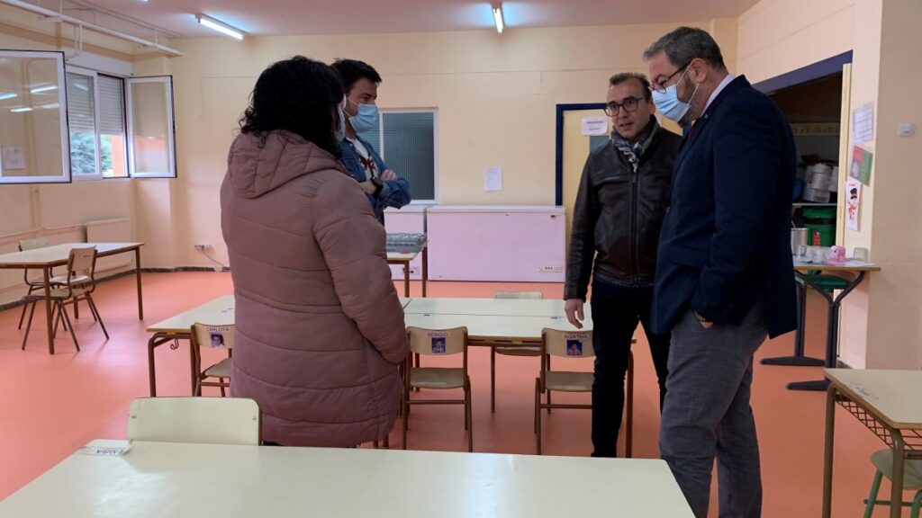 El delegado de la Junta comprueba el avance de las obras del futuro centro de salud de Cifuentes y las actuaciones realizadas en el colegio /JCCM