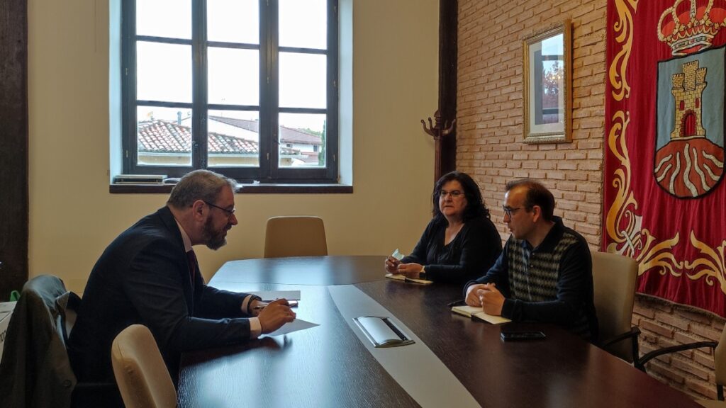 El delegado de la Junta comprueba el avance de las obras del futuro centro de salud de Cifuentes y las actuaciones realizadas en el colegio /JCCM